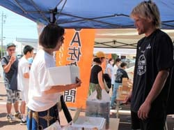 ヨーグルトをPRする3×3の斉藤洋介選手