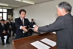 千國組合長（右）から任命書を受け取る勝野課長代理