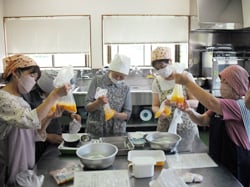ポリ袋を使った料理に挑戦する参加者