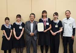 寺沢組合長に出場の報告をした職員ら（長野県飯田市で）