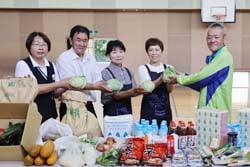 遠藤係長（右）に集まった多くの品物を手渡す部員とJA職員
