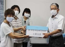 飯田市社会福祉協議会へタオルを寄付したJA女性部上郷支部三役（（左）加山敬子支部長）