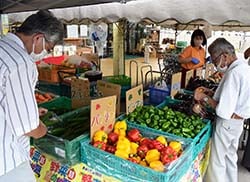 詰め放題を楽しむ来店客