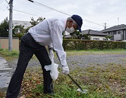 本所周辺でごみを拾う下島専務