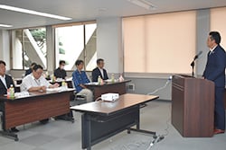 講演する柿嶌氏(右)と同J青年部連絡協議会の役員
