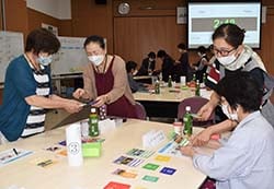 仲間と協力してプロジェクトに取り組む参加者ら