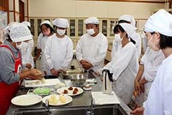 実演を見る生徒
