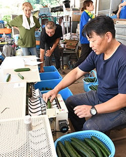 選別機の使用感を確かめる生産者