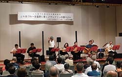演奏者の可憐な音色を聞き入る参加者ら
