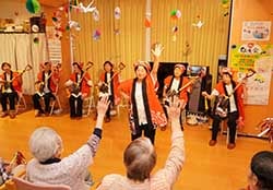 スコップ三味線の演奏に合わせた体操