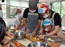 自分たちで育てた野菜を調理する准組合員