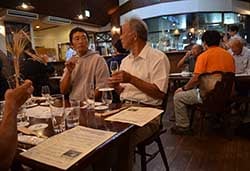 ウイスキーを試飲し感想を話す出席者