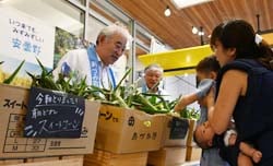 農産物を販売する千國茂組合長（右）と太田市長（左）