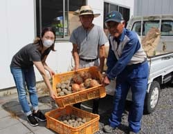 農産物を寄贈する村山農家組合長（右2人）ら（7日、長野県松本市にて）