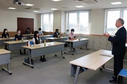 浅沼組合長の講話を受講する職員