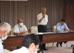 あいさつをする眞島実組合長