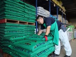 支援事業の対象となる肥料の在庫確認を行うJAファーム茅野店