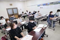 『家の光』を教科書に、講師の話を真剣に聞く受講生