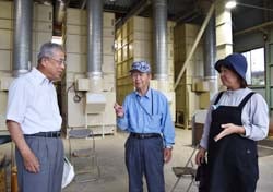 組合員と対話する眞島組合長