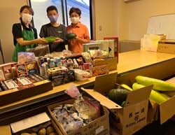 食品、生活用品などを「諏訪圏域子ども応援プラットフォーム」に届けた役員