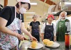 「台湾カステラ」の作り方を実演する王さん（左）