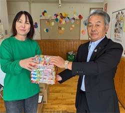 園児の成長を願い記念品を渡す北沢泉組合長（右）と杉浦陽子園長（左）