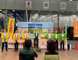 挨拶をする津金一成組合長