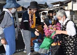 生産者の切花を買い求める買い物客