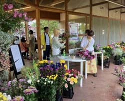 集まった花材でフラワーアレンジメントを制作し、信州諏訪の花をPR