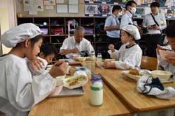 給食を共にする組合長