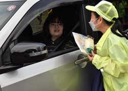 交通安全指導所エノキ配布（長野県小県郡長和町で）