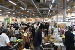 多くの来場者で賑わう店内