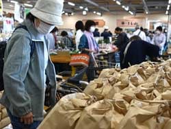 新米を品定めする来場者（安曇野市豊科）
