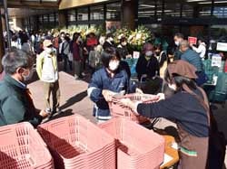 開店直後にぎわう店舗（長野下伊那郡松川町で）