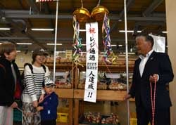 勝川さん家族と千國組合長（右から1人目）