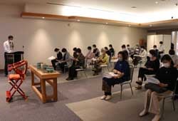 真剣に話を聞く参加者