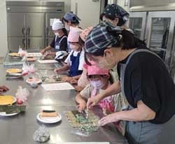 飾り寿司を協力して作る参加者