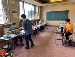 ヘアバンド作りに挑戦する参加者