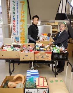 集まった品物を浅川さん（右）に渡した