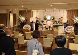 新設された通夜室・家族葬室を確認するJA役員