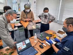 皮のむき方のポイントを説明する滝沢さん