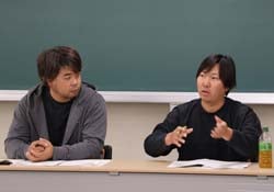 試験結果を検討する中野研究部長（右）