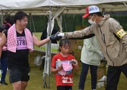 おにぎりを受け取る参加者
