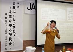 レシピを紹介する今泉さん