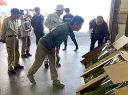 出荷規格を確認する生産者（2日　長野県松本市で）