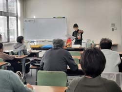 農薬の基礎知識や使い方について説明する飯嶋さん