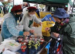 多くのサポーターが買い物を楽しんだ