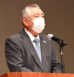 あいさつする武井宏文組合長（18日長野県大町市で）