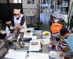 家の光を参考に太巻きを作る参加者（長野県上田市で）