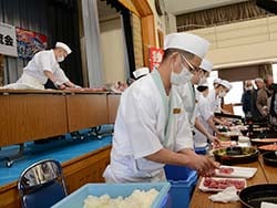 手際よくすしを作る職人